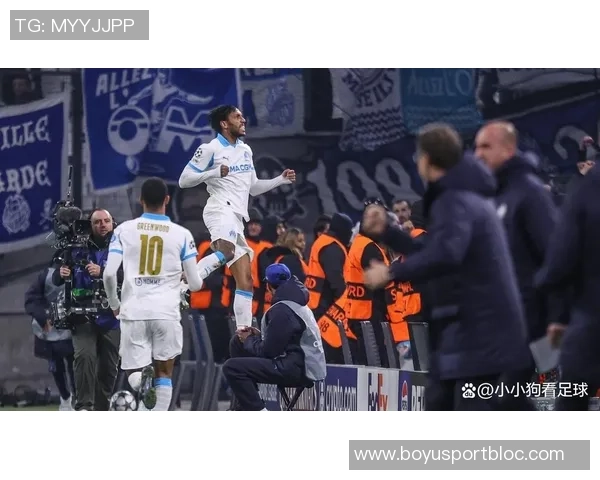 纽卡球迷与马赛当地球迷发生冲突部分人紧急躲入酒吧避难