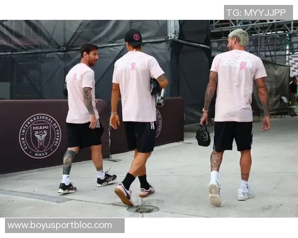 梅西苏亚雷斯德保罗热身时与印度官员亲密互动传球乐趣无限